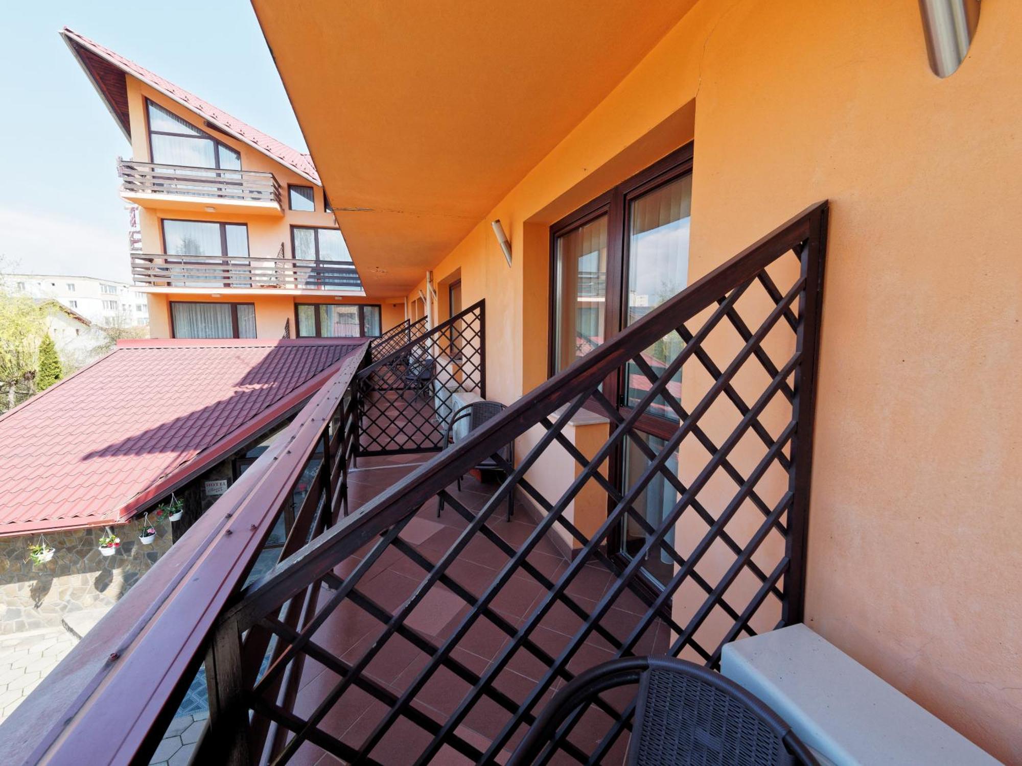 Hotel Oasis Braşov Esterno foto